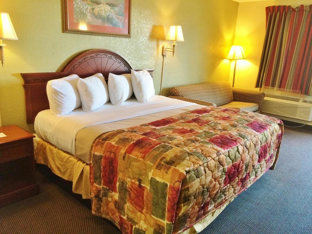 Diamond Inn ฟอร์เรสต์ซิตี้ ภายนอก รูปภาพ